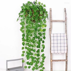 Dekorative Blumen simulieren die Heimdekoration von hängenden Wänden mit grünen Blättern und Pflanzen Trauben Reben, die Tiger klettern