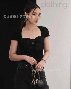 Projektantka koszulki damskiej Nanyou Wysoka jakość 23 wiosna/lato Xiaoxiangjia Mountain Camellia Bow Odłączona moda z krótkim rękawem VKTV