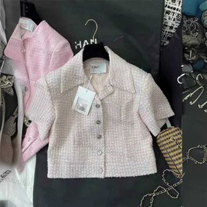럭셔리 디자이너 여자 재킷 2024 초 이른 봄 새로운 우아한 유명인 작은 바람 편지 버클 핑크 소프트 플리케 칼라 짧은 슬리브 코트