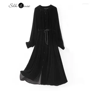 Casual klänningar 2024 Kvinnor Fashion Autumn and Winter Style Temperament Silk Velvet Dress Lång ärm Löst midja stor gungkjol