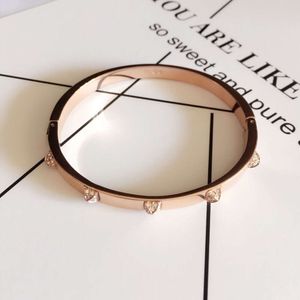 Jóias Swarovski Designer de pulseira feminina Mulheres originais de qualidade de luxo pulgenagem de pirâmide elemento feminino Crystal Rose Gold Gold Bracelet pontiagudo