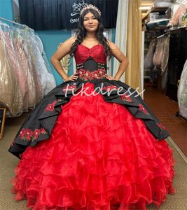 Vintage mexikansk svart charro quinceanera klänningar 2024 älskling tiered ruffles röd organza vestidos de xv 15 anos pärlor blommor femton födelsedagsfest söt 16