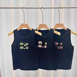 Miu vår sommaren backless t shirt counter quality designer brevcristal diamant stickad spänning väst kvinnor broderad ärmlös topp