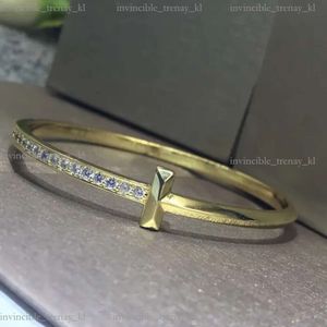 Модный роскошный дизайнерский браслет TiffanyJewelry Новое узкое издание Balf Diamond Bracelet v Золото.