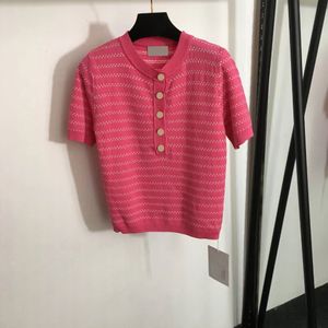 2024 Designers camisetas femininas tees vestuário casual listrado listrado novo suéter de mangas curtas de meio-botão de meio-botão top rosa rosa rosa preto preto ladies ladrinhas de blusa de topo vestido de blusa