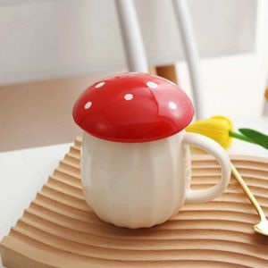 Tumbler 1pc da 300 ml di coperchio rosso Creative Fungo Fungo Tagne di latte in ceramica con regalo di compleanno per donne Drinkware H240506