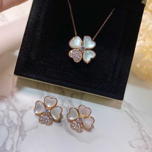 Hot Van Plated 18K Gold Natural White Fritillaria Necklace Love Lucky Grass Ring with Diamond Ear Beat Opening Jewelry