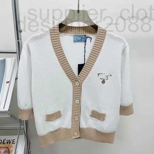 Kvinnors t-shirtdesigner 23 vår/sommar ny designkänsla V-ringning 5/4 ärmstickad cardigan broderad brev temperament mild topp trend 3bmi