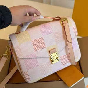 Lyxig axelväska crossbody väskor män kvinnor designer messenger väska handväskan rutnät kedjor väskor märke korsbodi läder dam väska