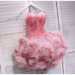 Klänningar korsett ruffles rosa prinsessan prom fjäder tillbaka kort mini älskling skräddarsydd gjord ruched kvällsfest klänningar vestidos formell ocn slitage plus storlek