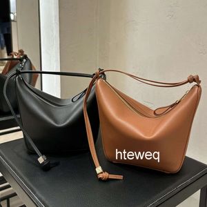 Axelväska designer lyxig korskropp hobo handväska präglad gåta blixtlås öppen och nära ren kohud tote