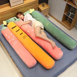 Cartoon Fruit Long Sleep Support Kudde Simulering Vegetabilisk Morot Plush Toys Doll Gravid Body Neck Soft Cushion Gift 240426