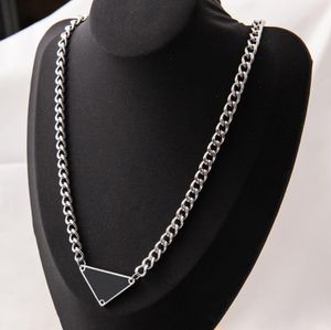 Triangle Necklace Uomini e donne Geometriche Cuban Chain Designer Letters Fashion Pendant2272741