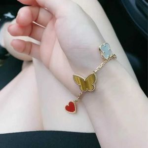 Bracciale di lusso progettato per le persone progettano farfalla amore versatile braccialetto di alta qualità anti -sensibile con comune Cleefly
