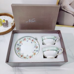 Designer Cerâmica Conjuntos de chá W dança de flores Luz de borboleta de luxo de café Inglês Copo Pusher Bone China China Gold Flower Tea Cup Set