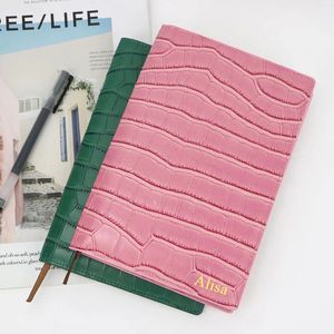 Gratis anpassade initialer Letters Pattern PU LEATHER A5 Notebook Cover Travel Business Journal Exchangeable Insert Sida DIY 240428