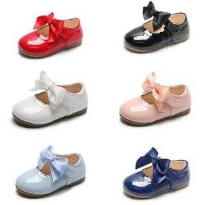 Sneakers Senaste våren och hösten Baby Girl Fashion Patent Leather Big Bow Princess Mary Jens Party Shoes Solid Color Student Apartment Shoes Q240506