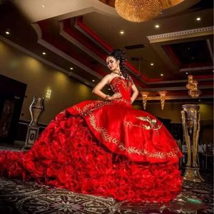 Haft 2018 Vintage Red Quinceanera Cequined Sweetheart Peads Tiers Ball Suknia z ramion Słodkie 16 sukienki imprezowe