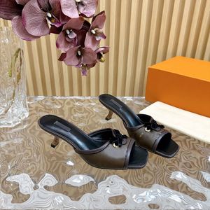 Sandały designerskie sandały kocione szkiełki obcasowe muły slingback