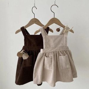 Klänningar 2023 Autumn New Baby Girl Retro Corduroy Dress mode barn ärmlös rem klänning kvadrat krage prinsessan klänning barn klänningar