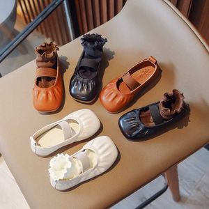أحذية رياضية الربيع والخريف 2023 New Childrens Princess Girls Shoes Baby Girls Leather Shoes Movingrens Lightweight Soft Sole Shoes Q240506