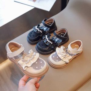 Сандалии детские сандалии для девочек кружевные кружевные принты с плиссированными жемчужинами 2023 Новая детская мода повседневная обувь для вечеринки в корейском стиле