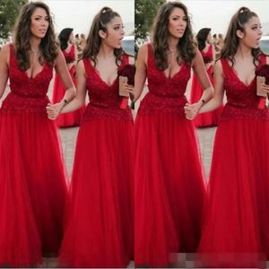2020 Red Bridesmaid klänningar Deep V Neck spets Applique Tulle pärlor golvlängd band anpassad maid of Honor klänning plus storlek