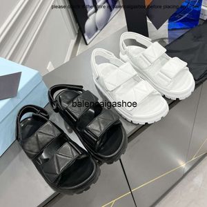 pradshoes nappa läderdesigner prades sandaler lyx mode quiltade vadderade klassiska bilder kvinnor skor sommar inomhus utomhus strand slide sandal nyaste toffel t t