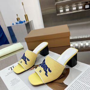 Модельер -дизайнерские женские туфли на каблуках сандалии модные пляж Толстый нижний штифт Алфавит Леди Сандаль Кожаные кожаные лиды на каблуках к 1978 году S629 03