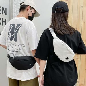 Piccola borsa a tracolla per uomini e donne, borsa da strada da strada alla moda e personalizzata, borsa per il torace in stile casual e pigro, borsa in vita da studente alla moda