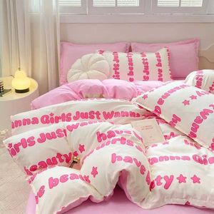 Yatak takımları prenses tarzı yatak seti kızlar ikiz kraliçe tam boy yorgan kapağı seti yatak düz sayfa yastık kılıfı çocuklar yetişkin pembe mektup yatak keten j240507