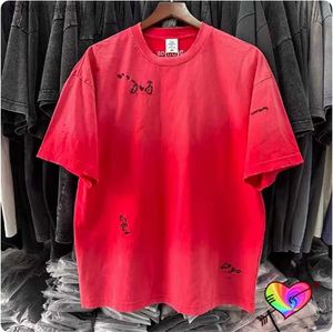 Camisetas masculinas 2024 Primavera Summer Summer Geralmente, camiseta vermelha de camiseta vermelha masculina manchas de lava-tops tops break detalhes curtos seve h240507