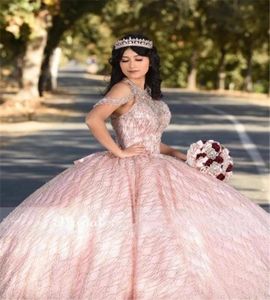 2022 Seksi Bling Gül Altın Pembe Pembe Dantel Dantel Quinceanera Elbiseler Yüksek Boyun Kristal Boncuk Kapalı Omuz Balo Kıyafet Vestidos de Dres977943