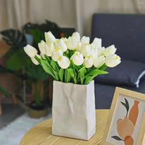 Flores decorativas 33/35/40pcs Tulipas brancas leitosas simulação de material PU Adequado para o quarto de casamento decoração em casa