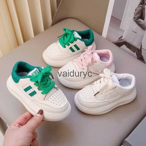 Sneakers koreańska wersja Casual Childrens Board Buty grube chłopców sportowe dziewczęta białe wiosnę 2024 H240507