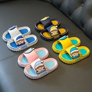 Slipper neuer Sommer im Alter von 2 bis 12 Jahren Kinderstapel für Kinder Cartoon Strand Sandalen Jungen Mädchen Nicht-Schlupf-Flip Flops Badezimmer Innenhäuser Schuhe