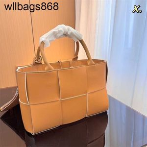 Bag venetabottegs handväska arco b2024 varumärkesdesigner vävd tote kvinnors axel handväska valentiner mödrar dag