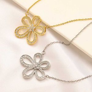 Brand originality Xiaoxiangfeng Van Simple Flower Brass Inlaid Zircon Gold Plated Necklace Neckchain Collar Chain Female jewelry