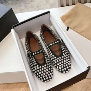 Designerskor Mary Jane Ballet Flats Round Toe Rhinestone Studs Spännband Kvinnor Leather Factory Spetsband