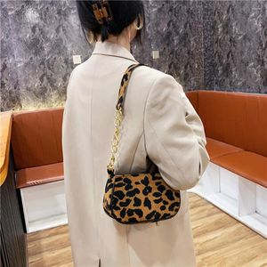 Axelväskor plysch djur material messenger väska stor kapacitet original design tote leopard mönster shopping handväska