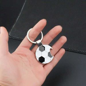 Anahtarlıklar kordonlar fabrikası doğrudan metal futbol futbol açıcı anahtar zincirleri zarif moda hediyeleri spor malları küçük hediyeler
