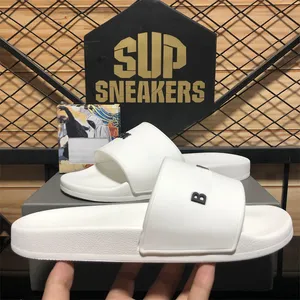 24Ss Top pares Designers chinelos de sandália homens mulheres verão ao ar livre Pantoufle não desliza não deslizantes pretos Multicolor Ladys Beach Sandals Sapatos de fundo plano Slides