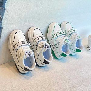 Sneakers koreansk version av avslappnad och mångsidig barns brädskor Nya pojkar flickor sport för hösten 2023 äldre barn H240507