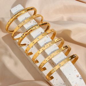 18k Gold Plated Deliacte Luxury Colorful Zircon Shiny Stars Cuff Bangles Högkvalitativa vattentäta smycken armband för kvinnor 240507