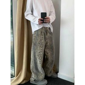 Herrbyxor Ny leopard mönster tvättar casual byxor gata retro hip hop lossa hög midja mode gata trenda raka jeans j240507