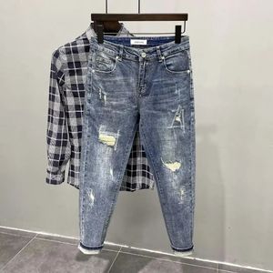Frühlingsherbst Herbst Mens Luxury Brand Loch Patch Jeans Koreanische Mode schlanke Fit Jeans für Männer Denimhose 240506
