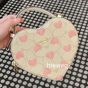 Kvinnor Mens Black White Sacoche Heart Bag Strap Leather Purse Luxurys handväska rosa designer axel topphandtag jordgubb crossbody koppling tygväskor