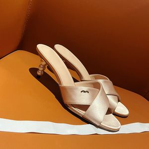 Kadın sandalet Slingbacks Terlik Tasarımcı Cowhide Çapraz Kayışı Sahte İnciler Stiletto Topuklu Slaytlar Klasik Siyah Beyaz Katırlar 24ss Yaz Günlük Ayakkabı