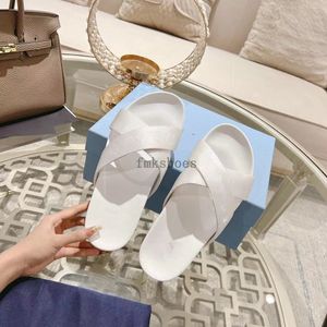 Slippers Designer Men's Women Triangle Rubber نفس الأسلوب النزبر زوجين أزياء شارع اطلاق النار