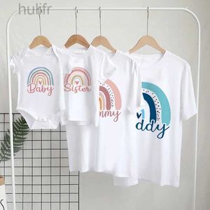Abiti abbinati in famiglia Rainbow Matching Family Outfit Dad Mom and Me Family Shirt Fashion Bodysuits Brother Sisters Famiglia Outfit Look D240507